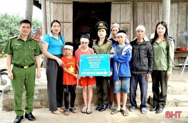 Ban Phụ nữ Công an Hà Tĩnh và một số nhà hảo tâm nhận đỡ đầu 3 cháu mồ côi ở Hương Khê