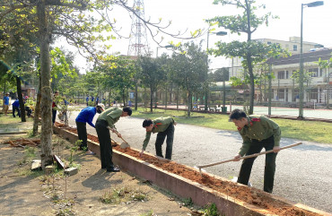 Đoàn cơ sở Phòng Hậu cần tổ chức cải tạo vườn hoa