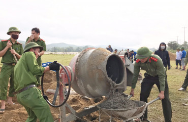 Công an Vũ Quang giúp dân xây dựng sân bóng chuyền