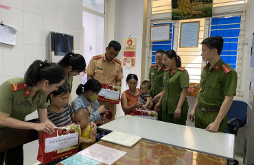 Công an Thạch Hà tặng quà cho trẻ em nghèo, có hoàn cảnh khó khăn nhân dịp 1/6