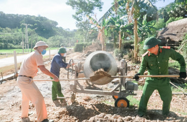 Tranh thủ ngày nghỉ, 60 CBCS giúp người dân xây dựng nông thôn mới