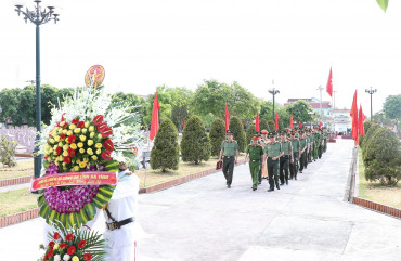 Lãnh đạo Công an tỉnh thăm hỏi, tặng quà gia đình chính sách nhân ngày 27/7