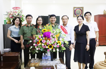 Đại tá Lê Khắc Thuyết - Giám đốc Công an tỉnh chúc mừng ngành Tuyên giáo