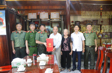 Giám đốc Công an tỉnh thăm, tặng quà nhân ngày truyền thống Công an nhân dân Việt Nam