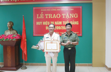 Trao tặng Huy hiệu 30 năm tuổi Đảng cho đồng chí Trần Đình Nhị