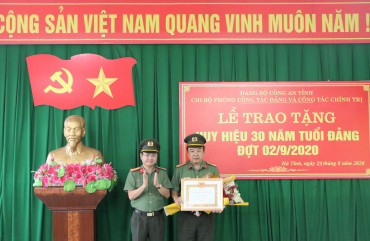Trao tặng Huy hiệu 30 năm tuổi Đảng cho đồng chí Bùi Văn Vinh