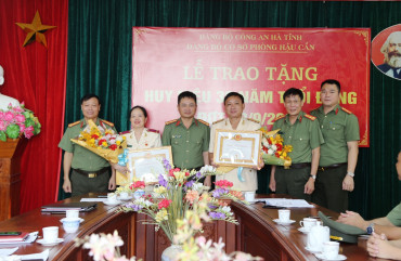 Đảng ủy Phòng Hậu cần trao tặng Huy hiệu 30 năm tuổi Đảng cho 2 đồng chí đảng viên