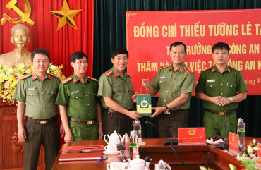 Thứ trưởng Bộ Công an Lê Tấn Tới thăm và làm việc tại Công an tỉnh Hà Tĩnh
