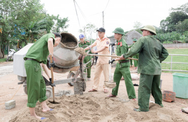 Tranh thủ ngày nghỉ, cán bộ chiến sĩ Công an, giáo viên về làng làm nông thôn mới