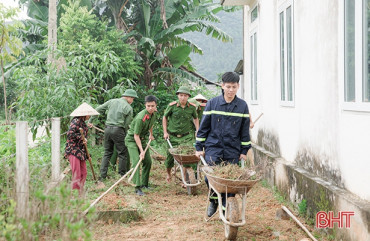 Đoàn Thanh niên Công an tỉnh phối hợp Công an Hương Sơn giúp dân xây dựng nông thôn mới