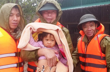 Công an Hà Tĩnh dồn tổng lực để cứu dân trong mưa lũ