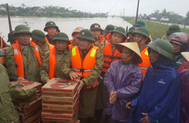 Phó thủ tướng Trịnh Đình Dũng kiểm tra công tác phòng chống mưa lũ và cứu trợ vùng tâm lũ Cẩm Xuyên