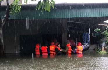 Cảnh sát phòng cháy Hà Tĩnh giúp nhiều bệnh nhân và sản phụ trong mưa lũ kịp thời
