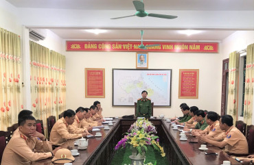 Đại tá Đặng Hoài Sơn, Phó Giám đốc Công an tỉnh làm việc với các lực lượng tham gia CNCH, PCBL