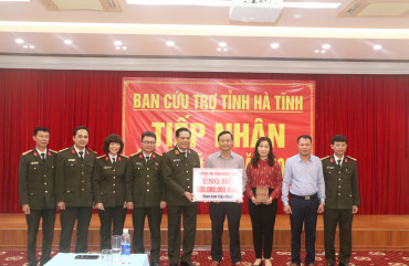 Công an Nghệ An hỗ trợ bão lụt ở Hà Tĩnh