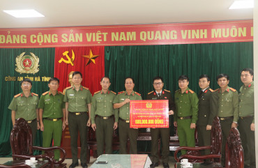 Công an Thành phố Hà Nội tặng quà hỗ trợ Công an Hà Tĩnh