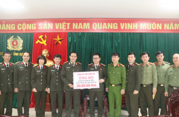 Công an Nghệ An đồng hành cùng Nhân dân Hà Tĩnh vượt qua khó khăn