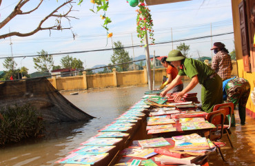 Công an tỉnh Hà Tĩnh giúp Trường Tiểu học và THCS Tân Lâm vệ sinh trường lớp sau lũ