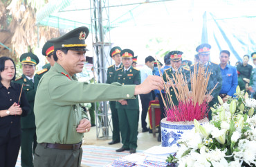 Đoàn công tác Ban Thường vụ Tỉnh ủy viếng Liệt sĩ Cao Văn Thắng