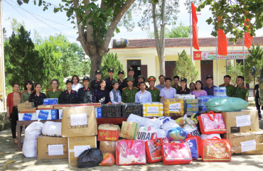Lực lượng Cảnh sát cơ động thăm hỏi, tặng quà người dân vùng lũ Hương Khê