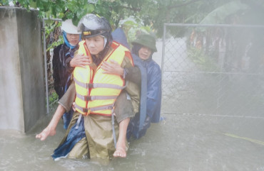 Dấu ấn Công an xã chính quy giúp dân trong mưa lũ