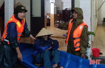Công an xã ở Hà Tĩnh kéo thuyền đưa bệnh nhân ung thư đi cấp cứu