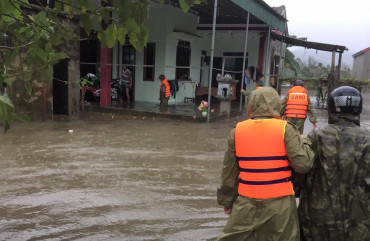 Công an Nghi Xuân huy động lực lượng giúp nhân dân ứng phó với mưa lũ