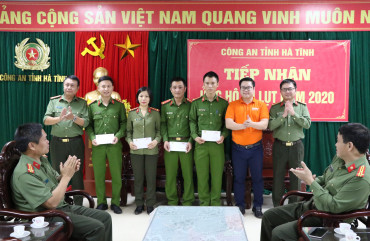 Công an tỉnh Hà Giang tặng quà cho nhân dân và cán bộ, chiến sỹ Công an tỉnh