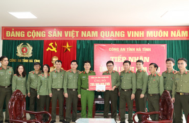 Công an tỉnh Thanh Hóa tặng quà hỗ trợ Công an Hà Tĩnh