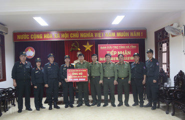 Bộ Tư lệnh Cảnh sát cơ động tặng quà cho nhân dân và cán bộ, chiến sỹ Công an Hà Tĩnh bị thiệt hại do lũ
