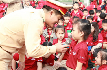 Học sinh trường Ischool Hà Tĩnh hào hứng với chương trình Giao thông an toàn cứu ngàn sinh mạng