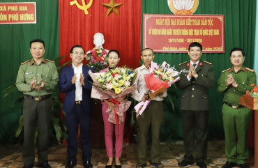 Giám đốc Công an tỉnh dự ngày hội Đại đoàn kết tại thôn Phú Hưng