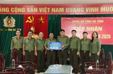 Công an tỉnh Khánh Hoà trao quà ủng hộ cán bộ, chiến sĩ Công an Hà Tĩnh