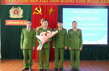 Thưởng nóng ban chuyên án bắt giữ đối tượng trộm két sắt tại Lộc Hà
