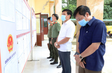Đại tá Lê Khắc Thuyết – Giám đốc Công an tỉnh kiểm tra công tác chuẩn bị bầu cử tại xã Hương Lâm