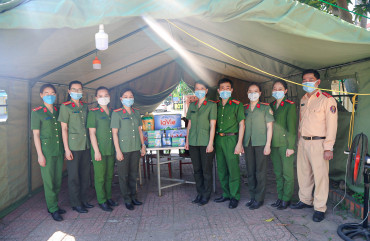 Hội Phụ nữ Công an tỉnh: Tặng quà cho các chốt phòng, chống dịch COVID-19 ở Thạch Hà