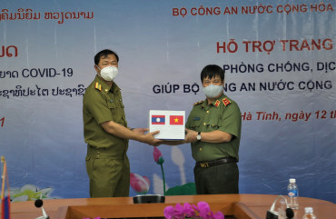 Bộ Công an Việt nam hỗ trợ thiết bị y tế giúp Bộ Công an nước CHDCND Lào phong, chống dịch Covid - 19