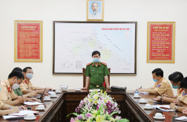 Đại tá Đặng Hoài Sơn – Phó Giám đốc Công an Hà Tĩnh làm việc với phòng Cảnh sát Giao thông