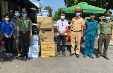 Người dân TP Hà Tĩnh trao vật phẩm tiếp sức cho lực lượng phòng chống dịch Covid -19