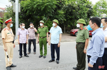 Lực lượng tại các chốt ở TP Hà Tĩnh tuân thủ nghiêm quy định, hướng dẫn người dân cụ thể