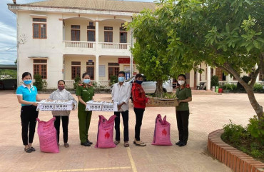 Hội đồng hương huyện Hương Sơn và Hội phụ nữ Công an huyện chung tay đẩy lùi dịch bệnh Covid -19