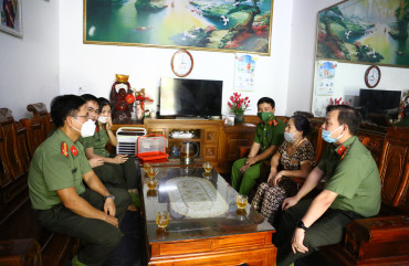 Đại tá Nguyễn Hữu Thiên, Phó Giám đốc Công an tỉnh  thăm hỏi, tặng quà các gia đình nguyên lãnh đạo Công an tỉnh phụ trách công tác An ninh