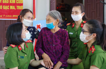 Hội phụ nữ Công an Can Lộc nhận phụng dưỡng mẹ liệt sỹ