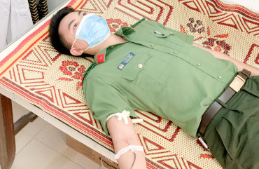 Bí thư đoàn Thanh niên Công an huyện Hương Sơn và cán bộ y tế huyện hiến máu cứu người