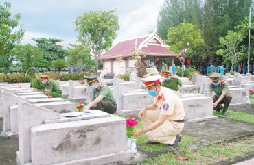 Ngàn đóa hoa sen dâng mộ liệt sỹ tại Nghĩa trang huyện Can Lộc.