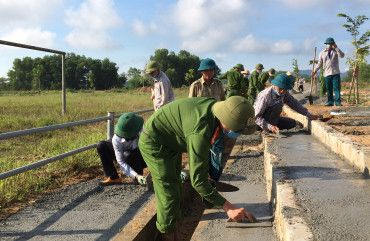 Gác ngày nghỉ, Công an huyện Can Lộc giúp dân xây dựng Nông thôn mới