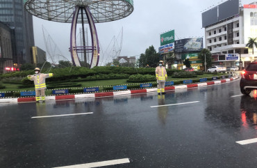 Cảnh sát giao thông Thành phố nỗ lực phân luồng giữa trời mưa to