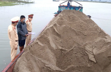 Tuần tra phát hiện thuyền vận chuyển cát trái phép trên sông Lam