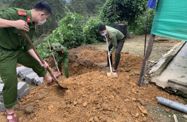 Công an Hương Sơn giúp xã biên giới xây dựng nông thôn mới