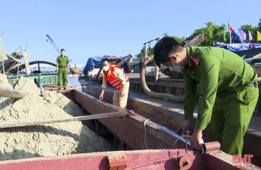 Nạn khai thác cát trái phép tại Hà Tĩnh: Hoạt động tinh vi, đối tượng manh động